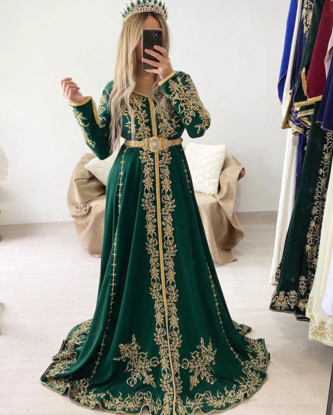 Elegante Caftán verde esmeralda Marocain Vestidos de noche formales para mujer Apliques de oro Manga larga A Línea Satin Moroccan Kaftan Vestidos de graduación de OCN Special OCN