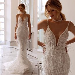 Robe de mariée sirène en plumes gracieuses, bretelles Spaghetti, perles, paillettes, dos nu, balayage au sol