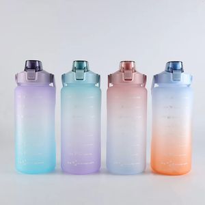 Dégradé de couleur brève grande capacité 2L bouteilles d'eau givrées portables Sports de plein air voyage bouilloire bouteille d'eau avec paille 240319
