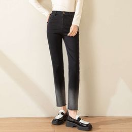 Kleine jeans met rechte pijpen voor dames met kleurverloop, hoge taille en afslankend effect.Winternieuw niche-ontwerp 2023 met negenpunts rookpijpbroek