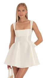 Vestidos casuales de graduación Vestido plisado sin espalda de moda para mujeres blancos sólidos cuello cuadrado mini verano elegante fiesta femenina femenina vestida de insultos