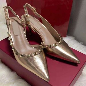 Bombas de cuero de cuero de grano zapatos de vestimenta de lujo sandalias de diseñador gatito sándalo para mujeres zapatos de punta sexy tacones de metal zapatos de boda de moda de moda de verano