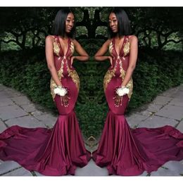 Grape Africa Deep Sexy Robes V-Neck Sans manches Prom avec Gold Applique Applique Style Sweep Train Custom Mated Formel Foral Robes
