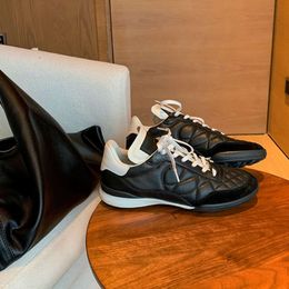 Grape Mom's 2023 Nouvelles chaussures de style parfumé Lingge avec lacets et semelle épaisse en cuir véritable Chaussures de sport décontractées pour papa pour femmes Channel Shoes