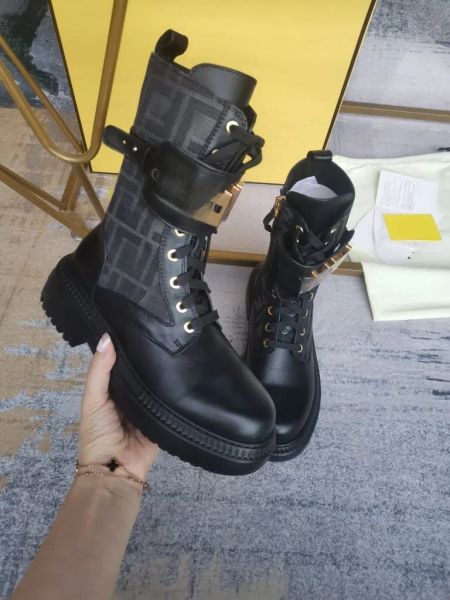 Serie Graphy de botas nuevas, tela de piel de vacuno negra F brocado antiguo con orificios para accesorios de metal dorado y apertura de cremallera 35-42