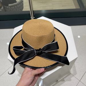 Grass Braid Designer Pot Hat Plage Bélas Brim Brim Chapeaux de soleil d'été Femme Grass Sehin Sunshade Bucket Hat essentiel pour la plage Vacances Classic Paille Casqueur Luxury