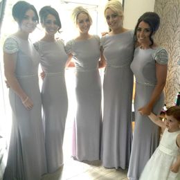 Grijs 2021 Lange bruidsmeisjekleding Kap mouw Beadings taille vloer lengte schede meisjes feestjurken bruiloft gasten jurk aangepaste maat jurk