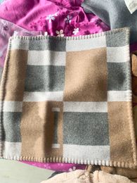 Grijze deken en kussen H Design 90% wol en 10% kasjmierpaarden zacht hebben tags voor bedden Bedebak Plaid Fabric Airconditioning Travel