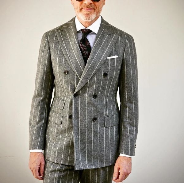 Gris Pinstripe Groom Wear Slim Fit Double Breasted Peaked Revers Mens Business Formal Prom Tuxedos Best Man Blazer Suit (Veste + Pantalon)
