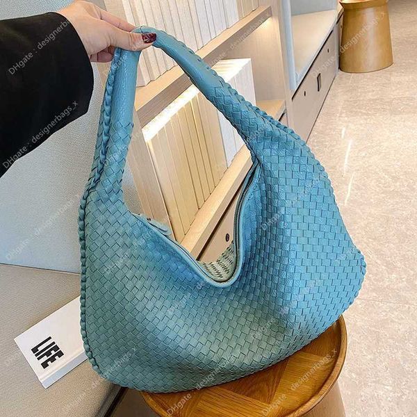 Sac à bandouliers gris Sac en cuir tissé 2024 Tendance Fashion Luxury Designer Hands Hands High Quality Black Blue Rose Brown Tote pour les femmes 43 cm