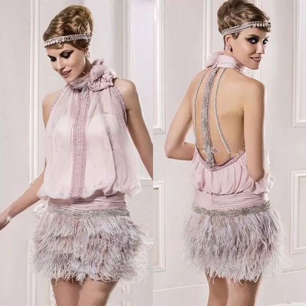 Great Gatsby Robes De Cocktail Courtes Avec Plume Col Haut Scintillant Perlé Dos Nu Rose Pageant Prom Party Occasion Robes Plus La Taille Robe De Retour