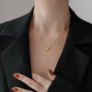Colliers de concepteurs de femmes de grande qualité V Lettre Lady Jewelry AAA pour le cadeau de fête NO72