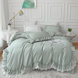 Juego de cama verde 100% algodón Estilo coreano Volantes de doble capa Color sólido Princesa Edredón / Funda nórdica Falda de cama Fundas de almohada Funda nórdica de terciopelo grueso de invierno