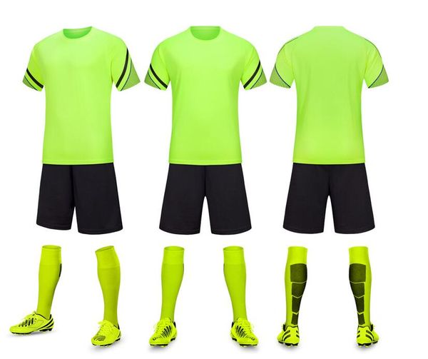 Chemises de football aux hommes noirs verts