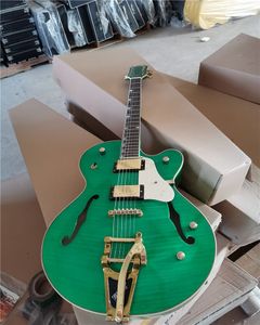 Guitare électrique à corps vert avec touche en palissandre, quincaillerie dorée, système Tremolo, La guitare est en stock et peut être expédiée immédiatement