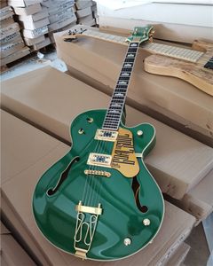 Guitare électrique à corps vert avec touche en palissandre, quincaillerie dorée, pickguard spécial, la guitare est en stock et peut être expédiée immédiatement