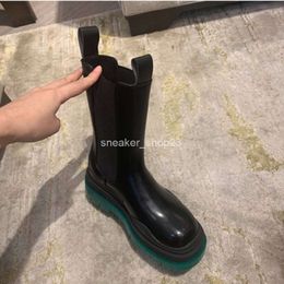 Bottes de créateur Botega vertes Botteega polyvalentes Venetas Pipe à fumée Martin Mona semelle épaisse milieu Chelsea couleur courte KY1M