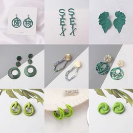 Boucles d'oreilles pour femmes de couleur verte Boucles d'oreilles suspendues à la mode pour filles Pendentifs en acrylique Balancent des anneaux d'oreille