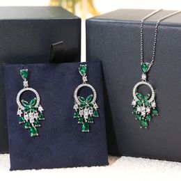 collier pendentif grâce diamant vert fête bijoux de luxe
