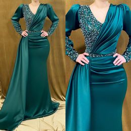 Groene elegante donkere moslimavondjurken v nek mouwen feest prom parels kralen sweep trein lange jurk voor speciale ocn