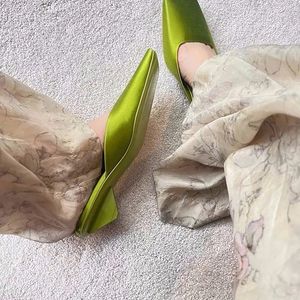 Tissus verts de soie élégante Femmes Slippers Special Fashion Style Bas talons Square Toe Fashion Outwear Shoes peu profondes 240419