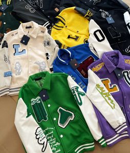 Chaqueta de hombre verde Flocado Mangas de cuero Abrigo de béisbol Chaqueta de uniforme Chaquetas cálidas de un solo pecho Parejas Abrigos universitarios Diseñador de hombres Athleisure de gran tamaño L867