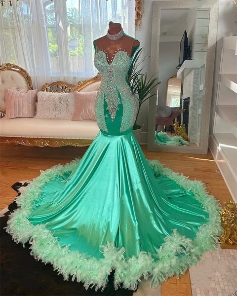 Vert O Cou Longue Robe De Bal Pour Les Filles Noires 2024 Perles Cristal Robes De Fête D'anniversaire Robes De Soirée Plumes Robe De Bal Es Es Es es