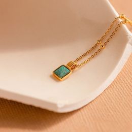 Collier pendentif vert opale par Caitlyn Collier de style vintage minimaliste