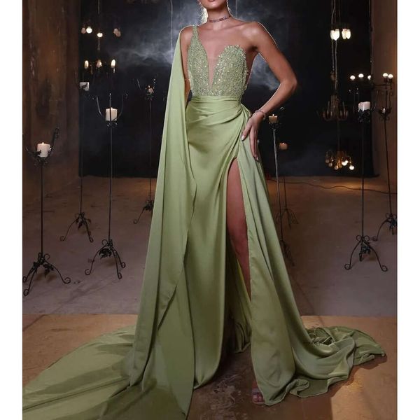 Green Prom sans manches V cou de cou Satin One épaule Appliques de paillettes Robes avec Cape Side Slit Longueur du sol Robe de soirée plus taille personnalisée 0431