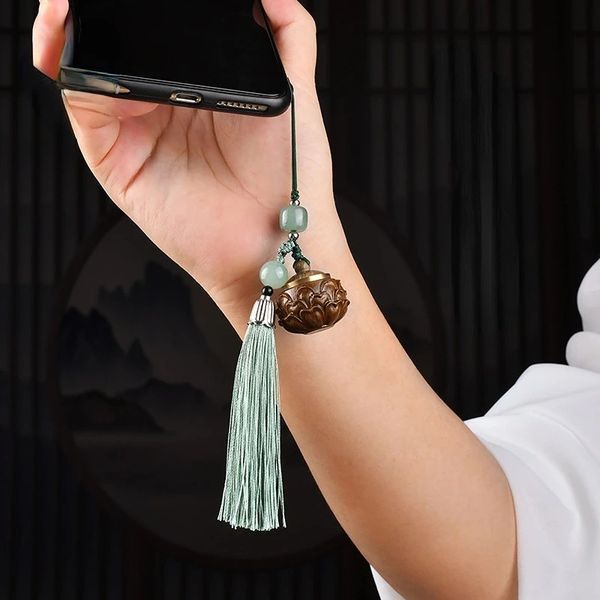 Sándalo verde chino lotus colgante cadena de telefonía móvil colgante antiguo cheongsam píldoras fragantes hueco borro