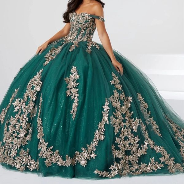 Vert Brillant Quinceanera Robes Robe De Bal Hors Épaule Puffy Sweet 16 Robe Or Applique Dentelle Tull Celebrity Robes De Soirée Graduation