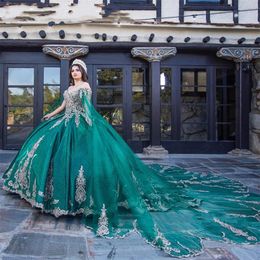 Vert le chasseur épaules dénudées robes de Quinceanera 2023 appliques robes de fête d'anniversaire avec Cape Pageant Graduation Sweet 16 princesse