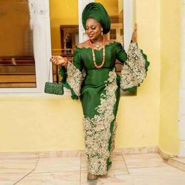 Groene vrouwen ebi jurken aso avondflare lange mouwen met lange mouwen gouden kanten appliqued Afrikaanse nigeria schede prom jurk off schouder v-neck speciale ocn jurken 2022