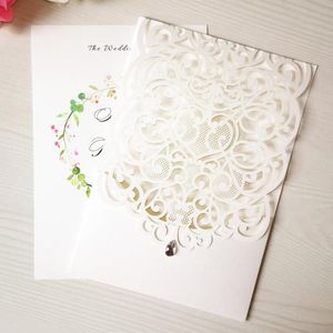 Cartes de voeux 100pcs Invitations de mariage coupées au laser verticales avec strass personnalisé poche florale en dentelle blanche pour les invitations d'anniversaire