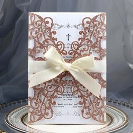 Wenskaarten 50 stcs glitter papier laser gesneden bruiloft uitnodigingen kanten aangepaste afdruk met lint bruine daagse voorkeur feestbenodigdheden 230411