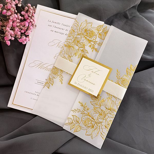 Cartes de voeux 50pcs / lot Invitations de mariage d'impression personnalisées transparentes de fleurs avec étiquette métallique dorée et enveloppe DIY Sweet 15 Invite 230317