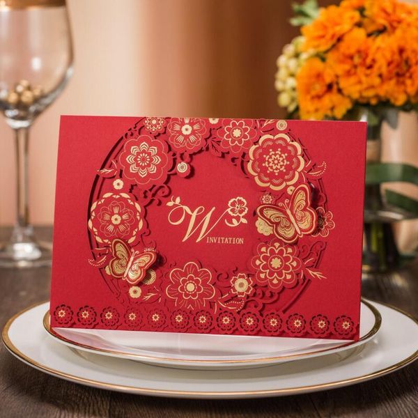 Cartes de voeux 50pcs / Pack Style classique Laser Cut Fleur Papillon Papier rouge Invitations de mariage avec page intérieure vierge et enveloppe