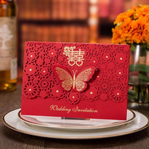 Tarjetas de felicitación 50pcs / packt Tarjeta de invitación de boda de mariposa roja Impresión personalizada Invitaciones de papel de aluminio dorado Invitación