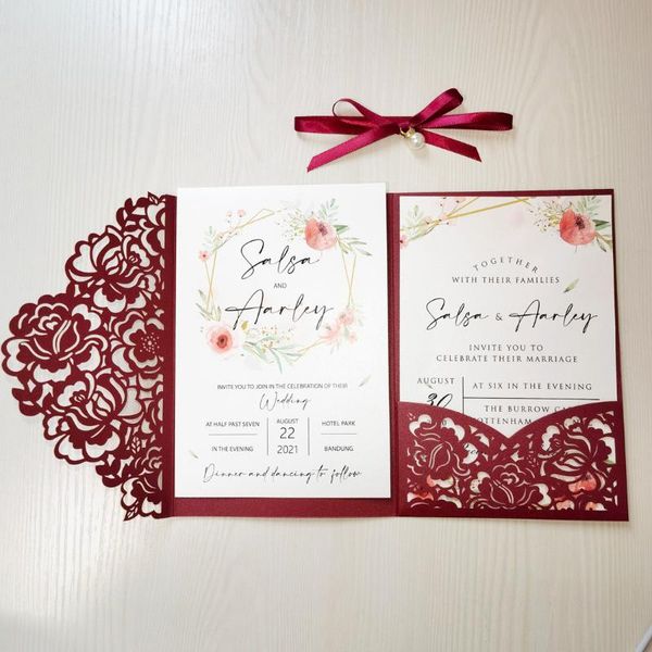 Tarjetas de felicitación 50PCS Invitaciones de boda personalizadas con corte láser Rosa Borgoña Hueco Rosa Bolsillo con cintas Colgante Quinceañera Invitación