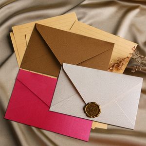 Tarjetas de felicitación 50pcslot Sobre Highgrade Estilo occidental Textura de lino Papel Postales Sobres para invitaciones de boda Papelería comercial 230808
