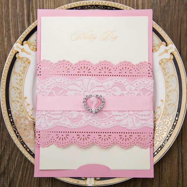 Tarjetas de felicitación Blanco Rosa Elegante Diamante de imitación Amor Invitación de boda Corte láser Invitaciones de encaje Tarjeta Suministros 50pcs / pack