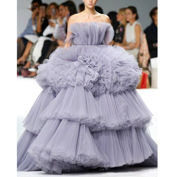 gris increíble 2020 Nueva Prom vestidos de bola de los vestidos con gradas plisado rizado Tulle sin tirantes único vestidos de noche de la celebridad del desfile de los vestidos