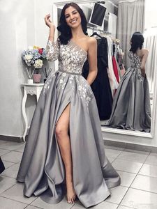 Robe de soirée en Satin gris, ligne a, Sexy, fendue, dentelle blanche, longue robe de bal avec poches, asymétrique épaule dénudée, manches longues, 2020