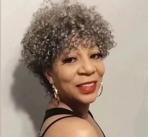 Perruque grise pour les femmes Afro Pinky Curly Human Hair Wig Salt noir et poivre Silver Wig Glueless Wig Gris avec une frange Human Hair Machine Fabriqué sans densité à 150%