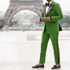Groom Tuxedos Groomsmen Peak Lapel Nouveau Style Vert Hommes Costumes Mariage / Bal / Dîner Meilleur Homme Blazer (Veste + Pantalon + Cravate) M1398