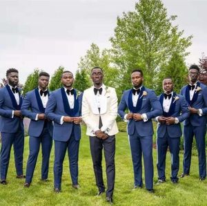 Smokings de marié blanc / bleu Groomsman mariage velours châle revers 3 pièces costume mode hommes affaires bal veste Blazer (veste + pantalon + cravate + gilet) 136