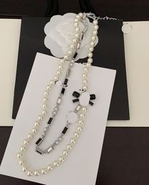 GEl último collar de perlas de doble capa con lazo de diamantes en blanco y negro está hecho de material de latón ZP consistente
