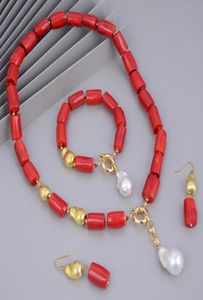 Guaiguai sieraden natuurlijke witte barokke parel rode koralen gouden kleur vergulde geborsteld kralen ketting armband oorbellen sets voor vrouwen8443513