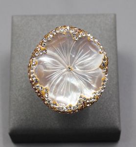 Guaiguai sieraden natuurlijke witte zee shell gesneden bloemring gouden cz mode dames sieraden verstelbaar2282042