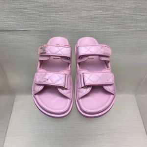 Guangzhou Xiaoxiangjia Leather Face lente/zomer klassiek klassiek Pearl -knop Weef Beach Sandalen veelzijdige en comfortabele slippers